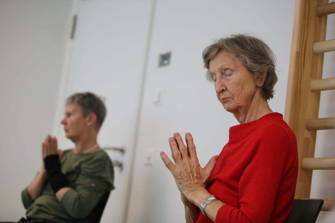 Die wöchentliche Yoga-Stunde für Seniorinnen und Senioren im Alp und Emmenfeld Betagtenzentrum bringt Harmonie in Körper und Geist.