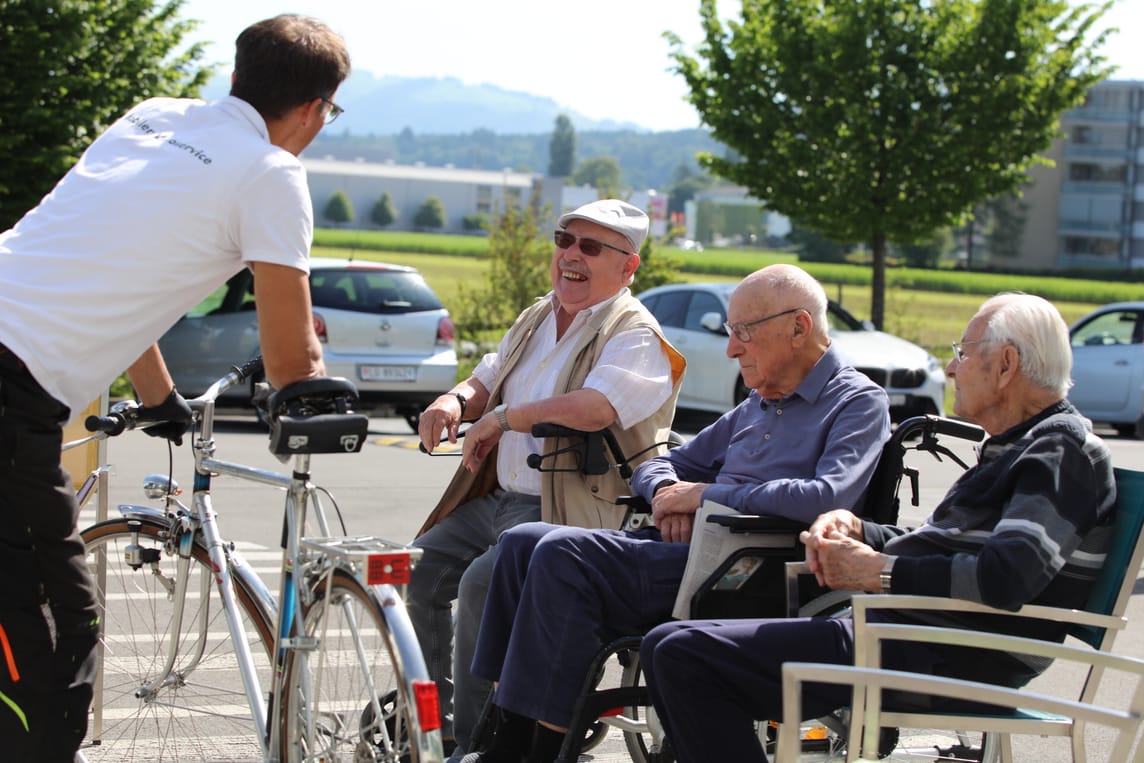 Der Velomech mit dem Alpa-Velo eines Mitarbeiters stieg in das Gespräch mit ein. Was heute ein Vintage-Velo mit Sammlerwert ist, gehörte für die Betagten zum Alltag. 