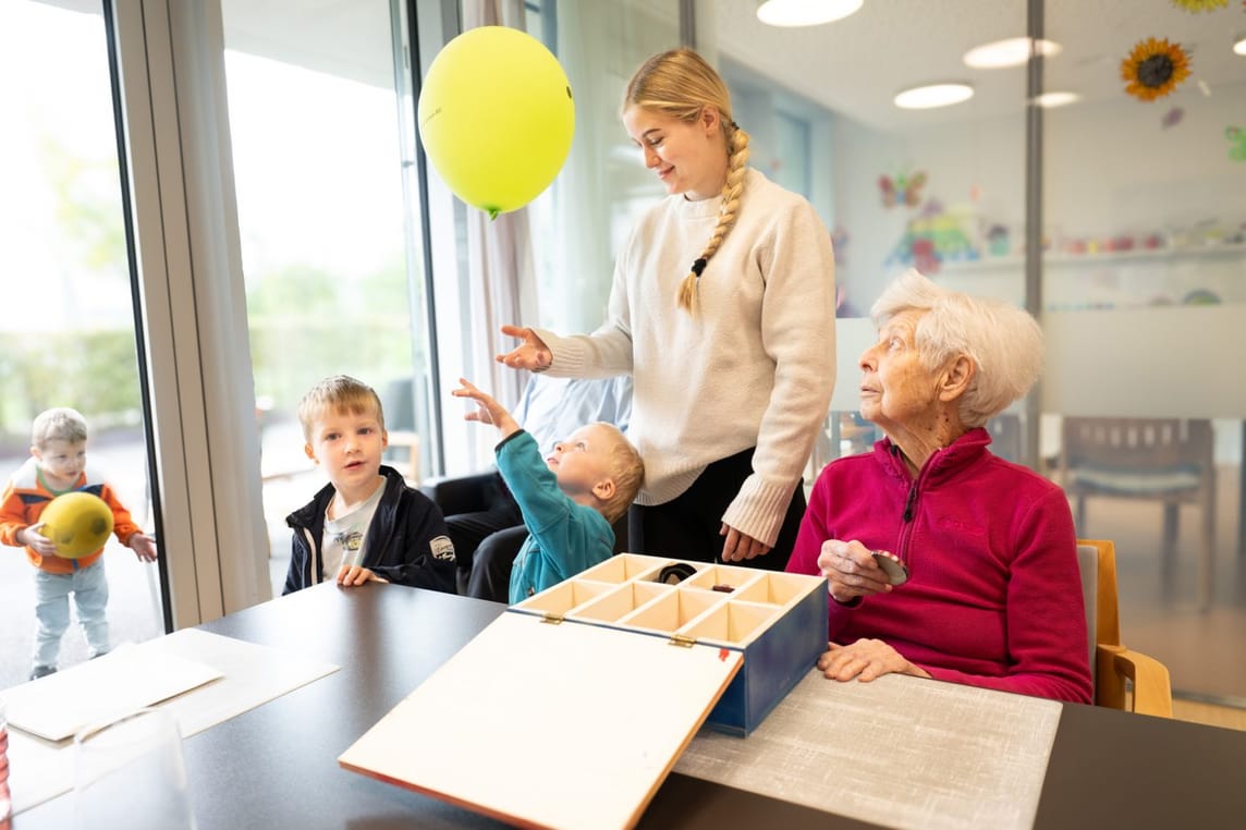 Je nach Bedürfnis der Kinder und der Demenzbetroffenen, werden Aktivitäten gemeinsam oder separat umgesetzt. 