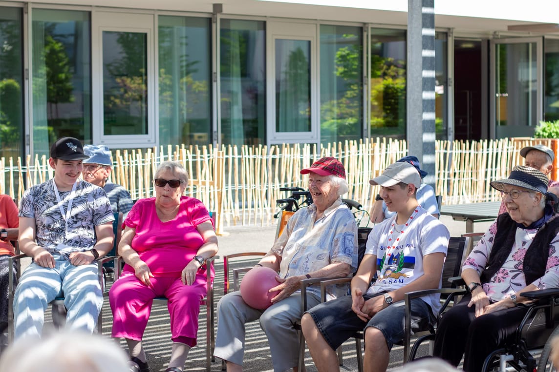 Die Bewohnerinnen und Bewohner des Emmenfeld Betagtenzentrums hatten sichtlich Spass an dem jungen Besuch. Das Corporate Volunteering brachte die Generationen zusammen.