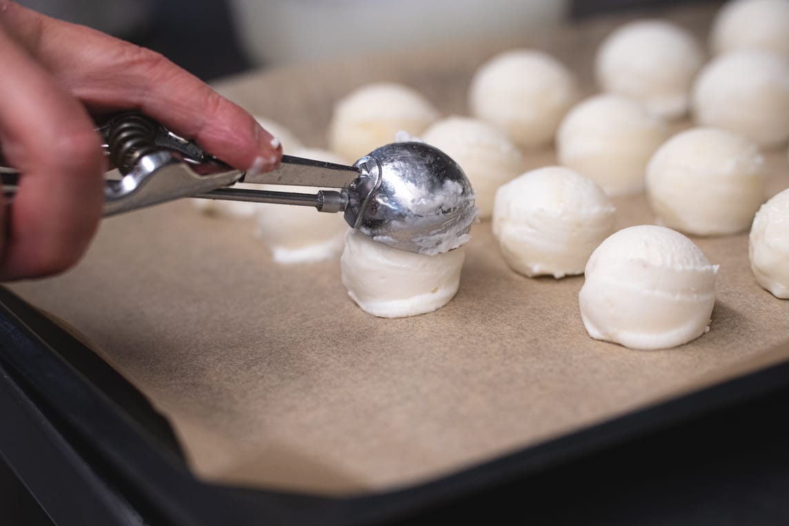 Hier entsteht eine Komponente des Wettbewerbsdesserts: ein herrliches Sauerrahm-Birnensorbet.