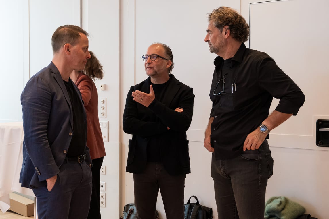 Marco Giuliano und weitere Anwesende im Gespräch