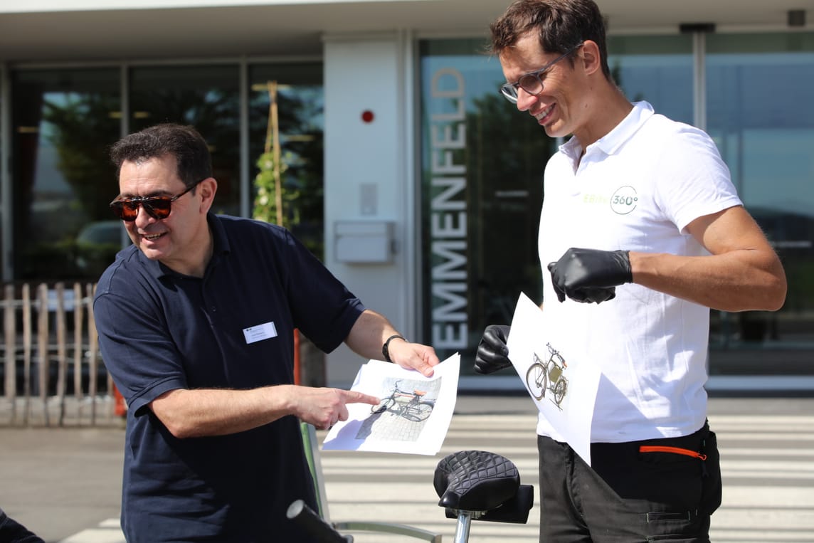 José Romero, Aktivierungsfachmann bei der BZE AG und Manuel Liechti, der fliegende Velomech diskutierten leidenschaftlich über das Thema Velo mit. 