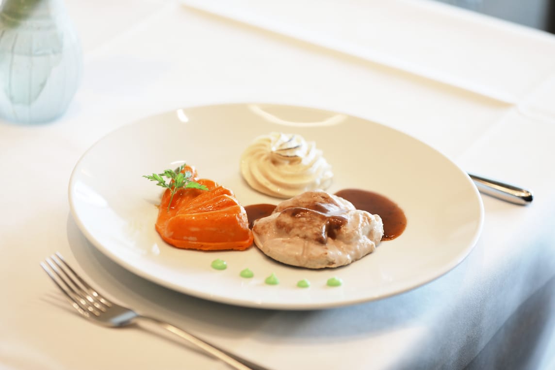 Feines Essen welches schön angerichtet ist auf weissem Teller.