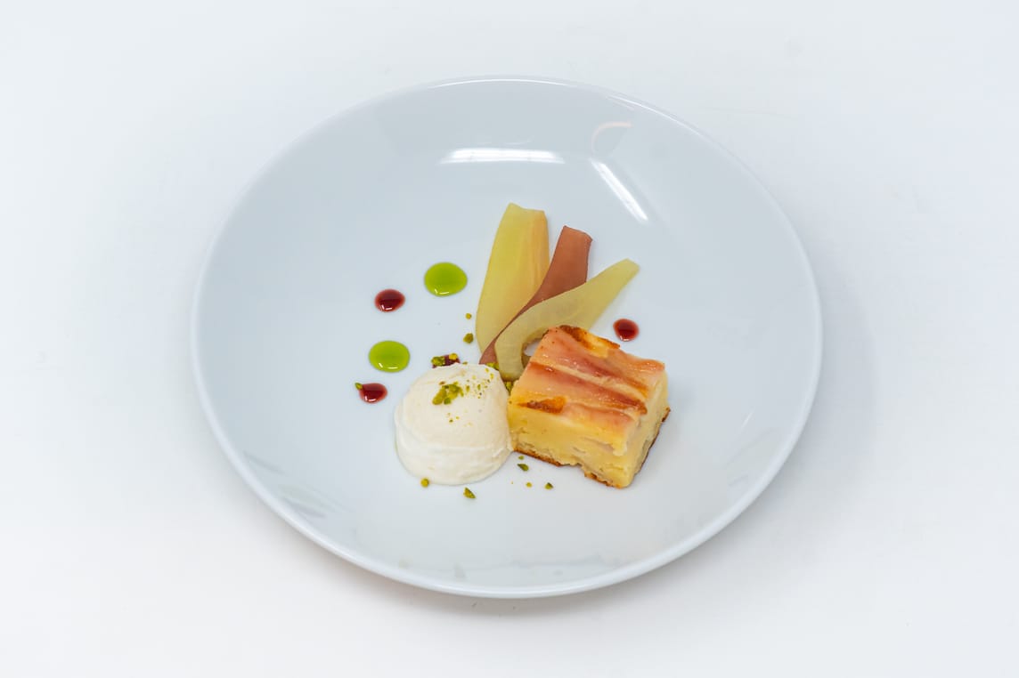 Dessert: Dreierlei von der Birne: Ricotta-Birnenkuchen,  Sauerrahm-Birnensorbet und zweifarbig pochierte Birne