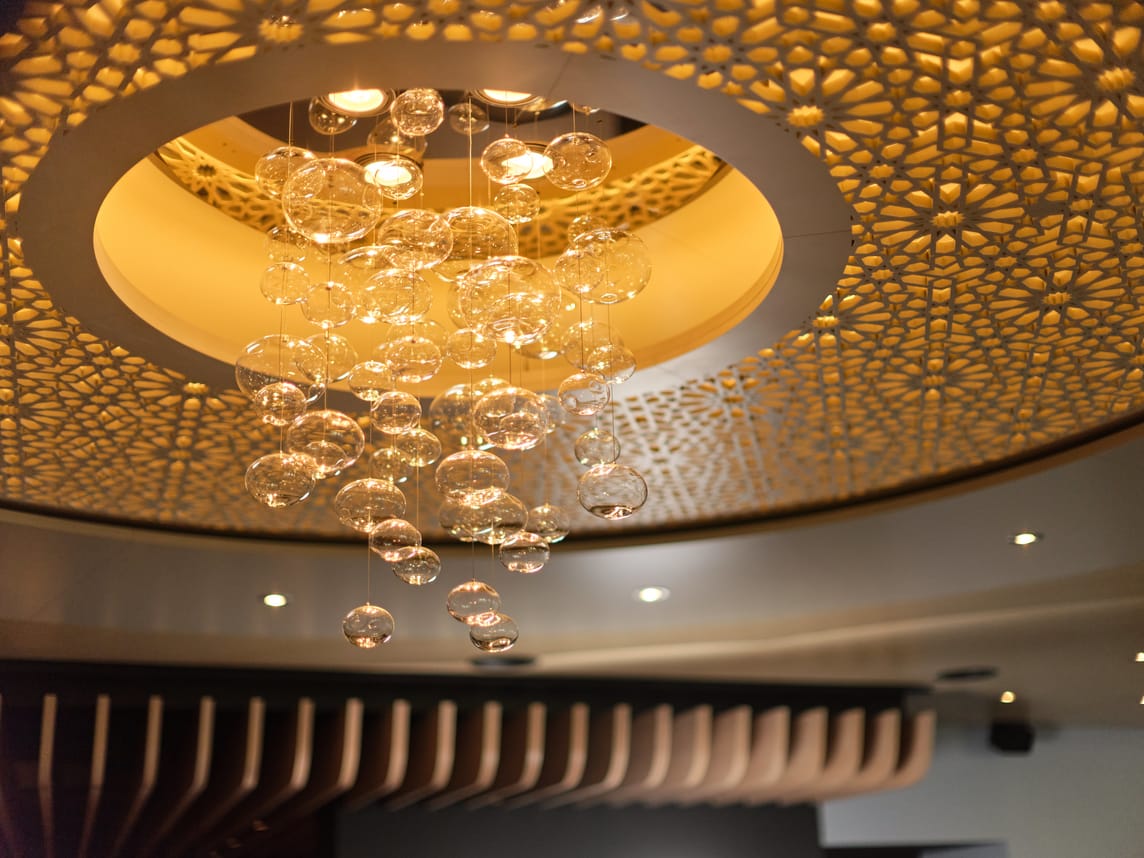 ABZ Restaurant Alpissimo von innen mit Licht. 