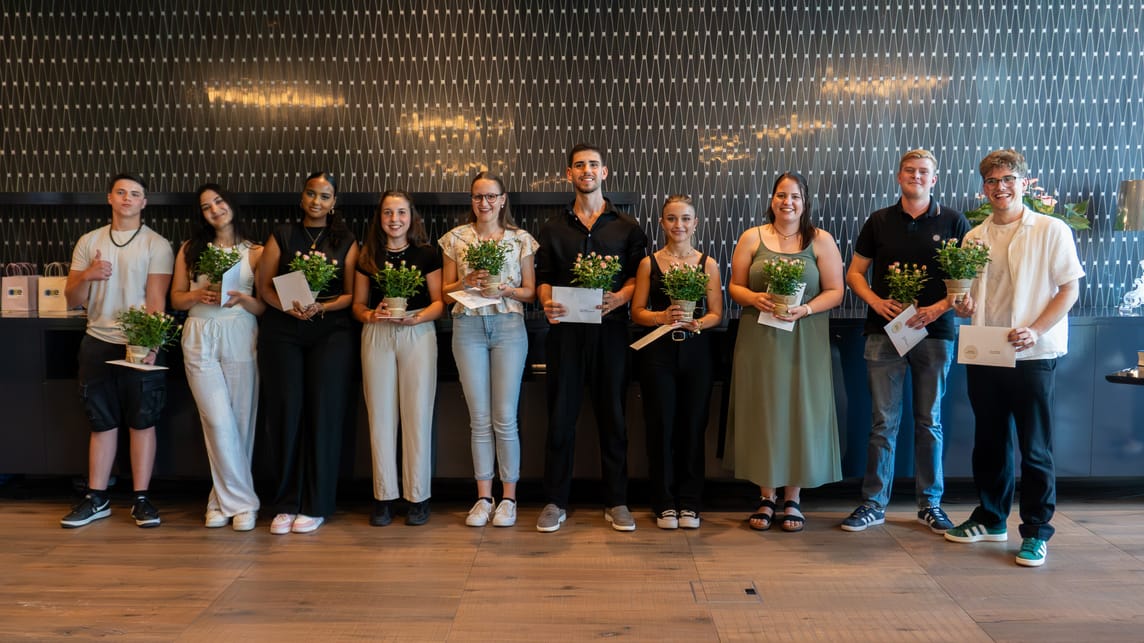 Die Lehrabsolventen im Bankett des Restaurants Schlemmerei.