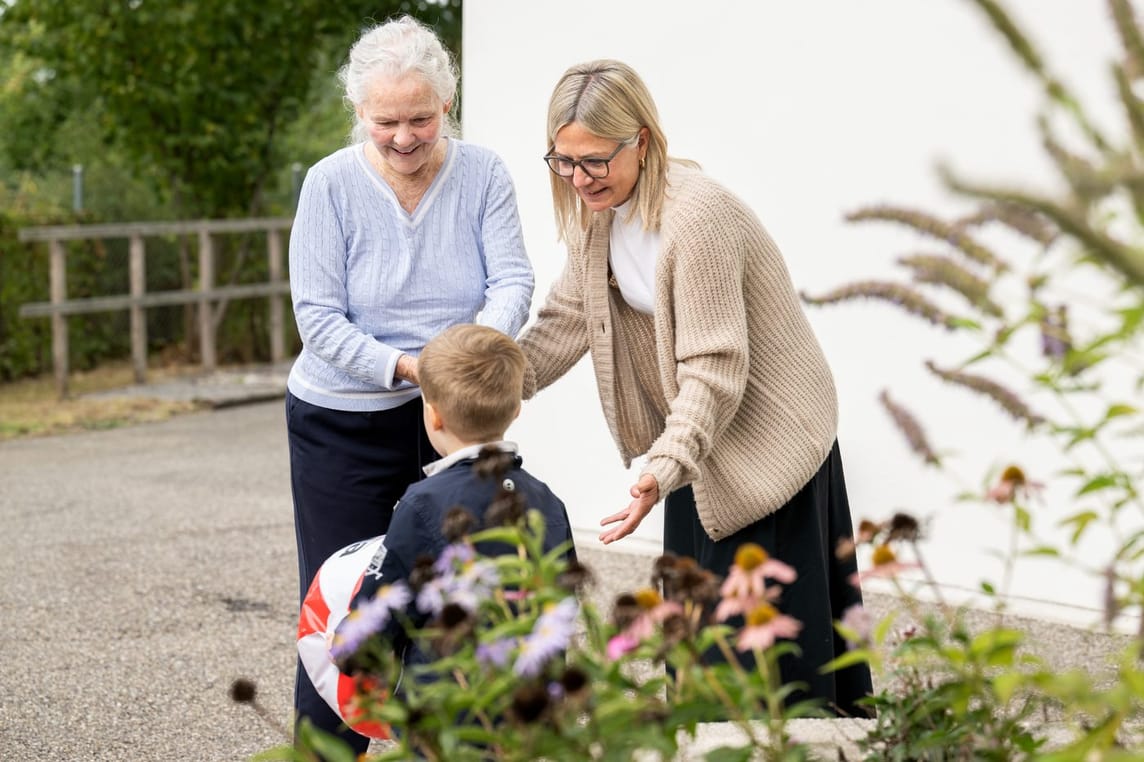 Im grosszügigen Garten der Demenzwohngruppe im Emmenfeld Betagtenzentrum gibt es Raum für Spiel, Bewegung und Begegnung zwischen den Generationen.
