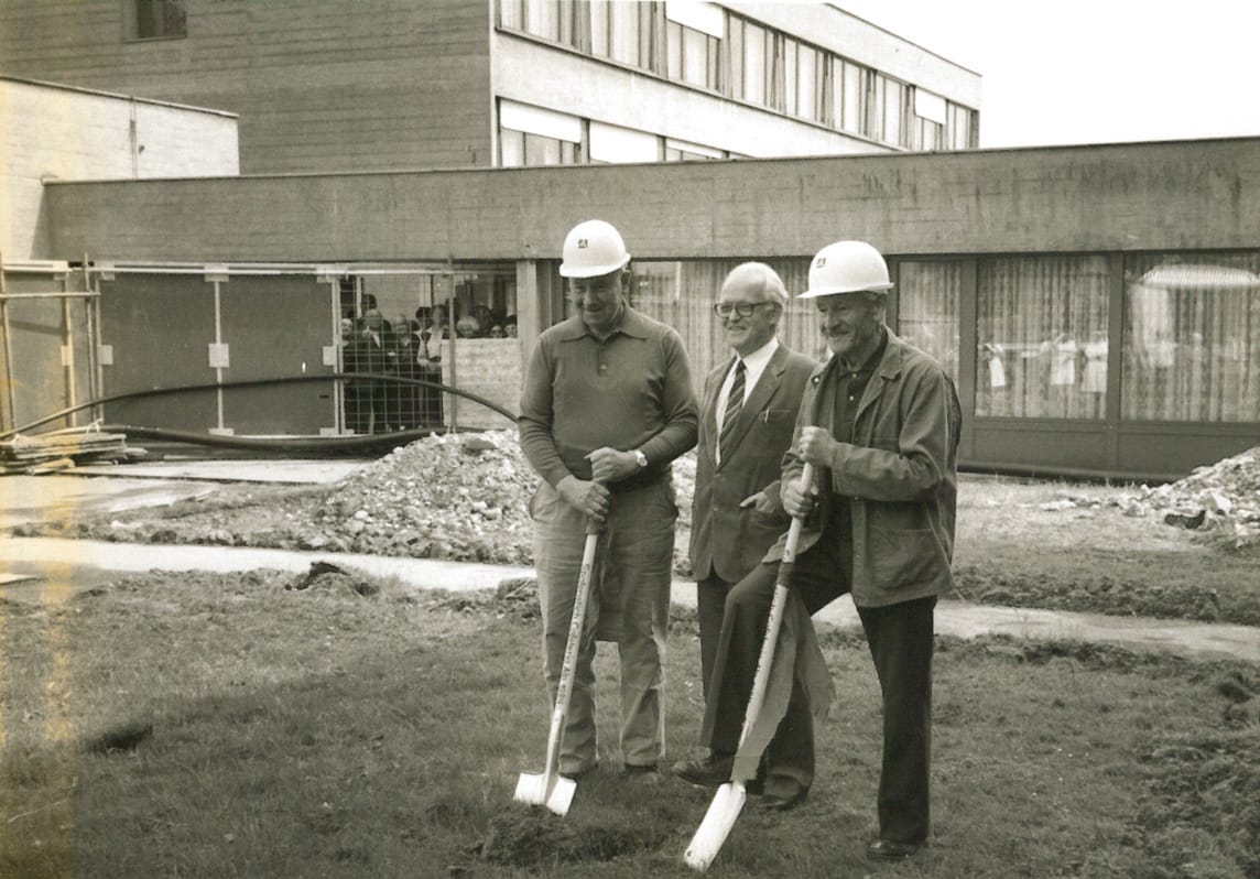 Drei Männer machen den Spatenstich zum Neubau des Alp Betagtenzentrums. 