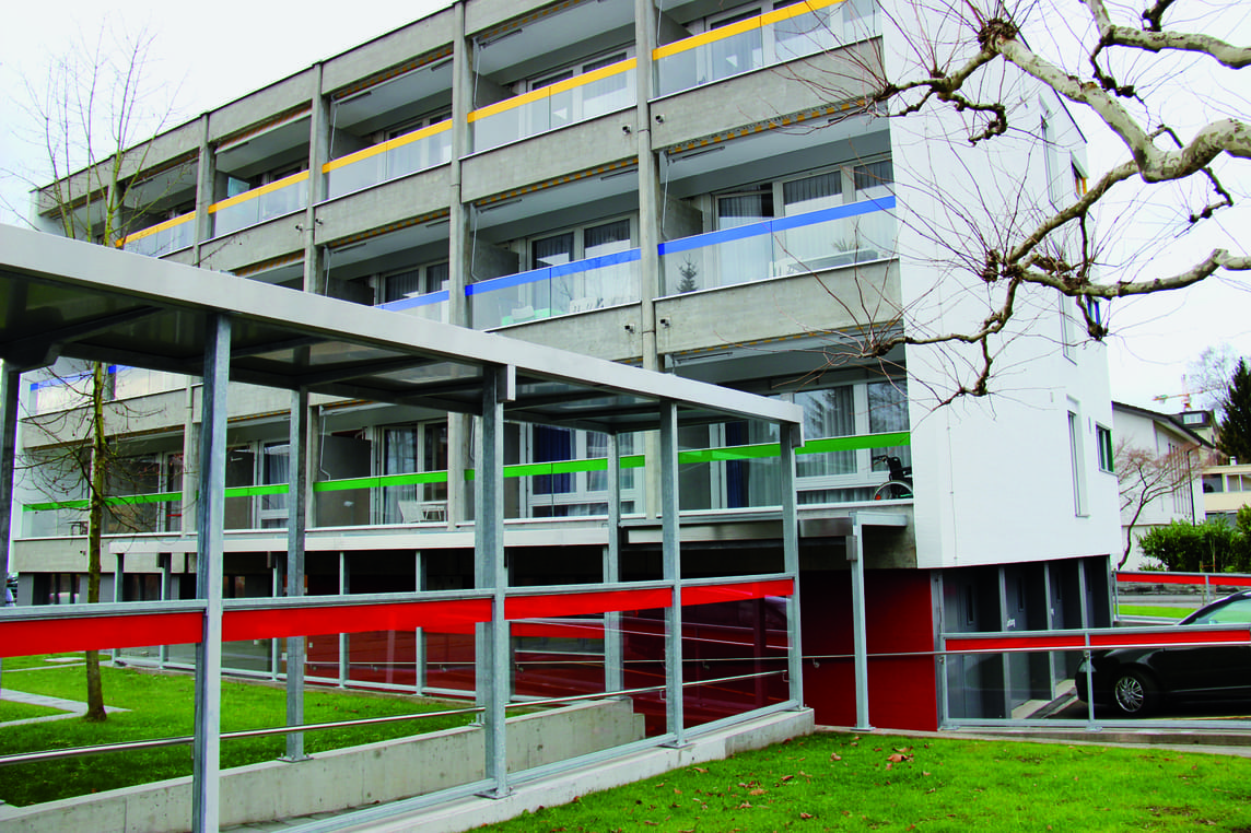 Aussenansicht des "Mattli" betreutes Wohnen mit Balkonen