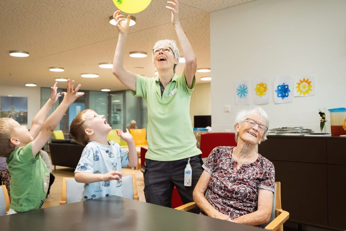 Eva Walti arbeitet in der Betreuung der Demenzwohngruppe des Emmenfeld Betagtenzentrums. Gemeinsame Aktivitäten mit den KiTa-Kindern und den Bewohnerinnen und Bewohnern gehören ganz natürlich zum Alltag.