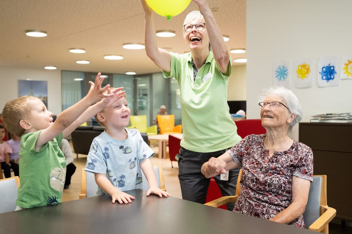 Eva Walti arbeitet ressourcenorientiert und versucht zu aktivieren und zu motivieren, wo es noch geht - manchmal auch gemeinsam mit den Kindern in der intergenerationellen Betreuung.