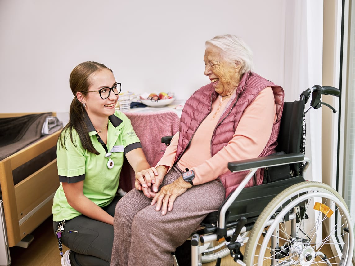 Olivia König, Lernende Fachfrau Gesundheit EFZ im 2. Lehrjahr:
«Morgens unterstütze ich bei der Grundpflege, messe beispielsweise Vitalwerte. Nachmittags habe ich Zeit für Gespräche oder Spaziergänge mit den Bewohnerinnen und Bewohnern. Das geniesse ich sehr.»