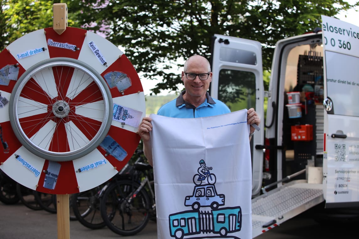 Eine Tombola mit kleinen Preisen, die Luzern Mobil uns zur Verfügung gestellt hat, lud Mitarbeitende ein, ihr Glück zu versuchen. Werni gewann ein Mikrofaser-Badetuch. Wie gäbig bei diesen Temperaturen.