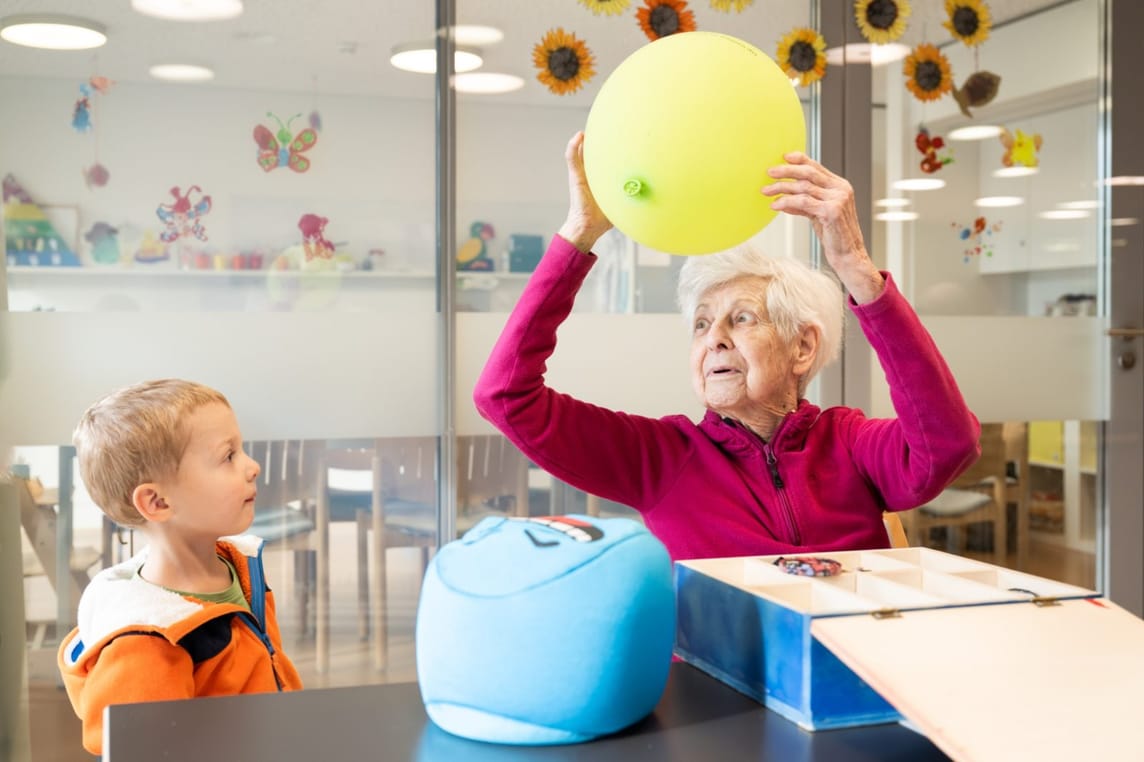 Berührungsängste abbauen und eine Brücke schlagen zwischen den Generationen gelingt hier mit der regelmässigen gemeinsamen Betreuung.