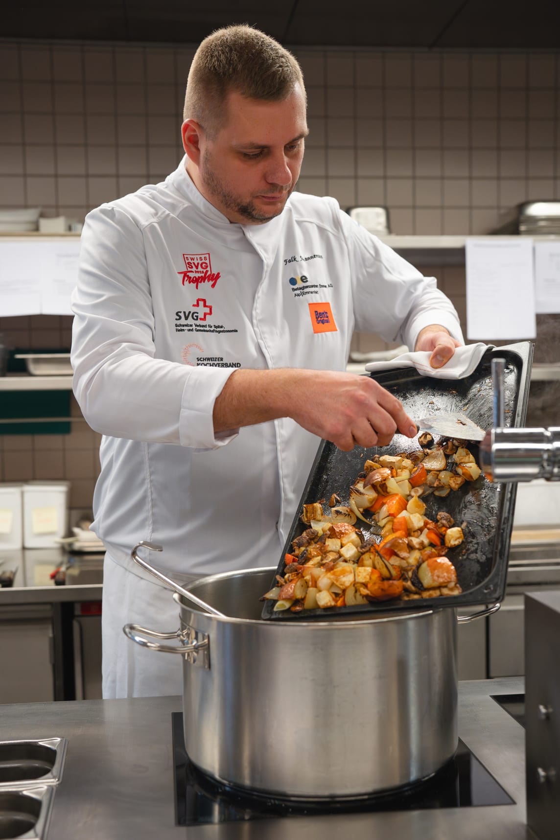 Falk Johannemann ist einer der Köche des Flavor-Trios der BZE AG. Hier ist er konzentriert an der Arbeit beim Finalkochen