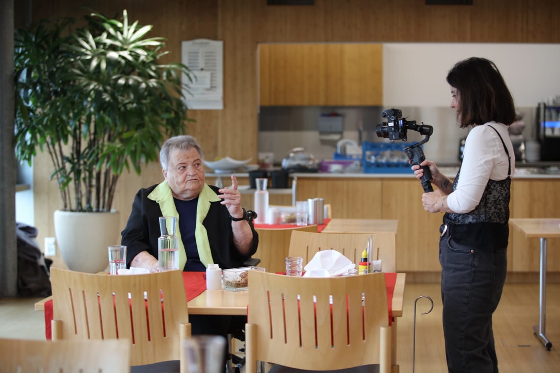 Frau Schnider beim Film-Dreh im Speisesaal des Emmenfeld Betagtenzentrums
