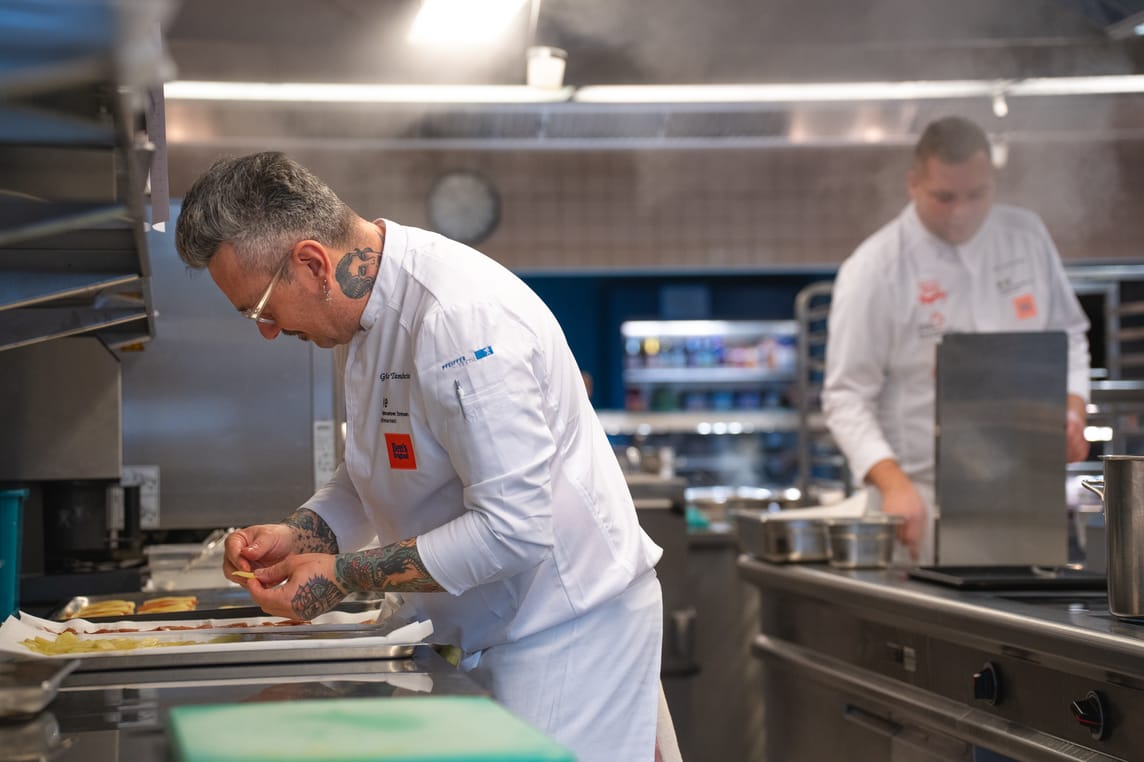 Giacomo Tamburini, Koch im Flavor Trio, beschäftigt sich mit dem Dessert für das SWISS-SVG-Trophy. Ein Traum aus Birne.