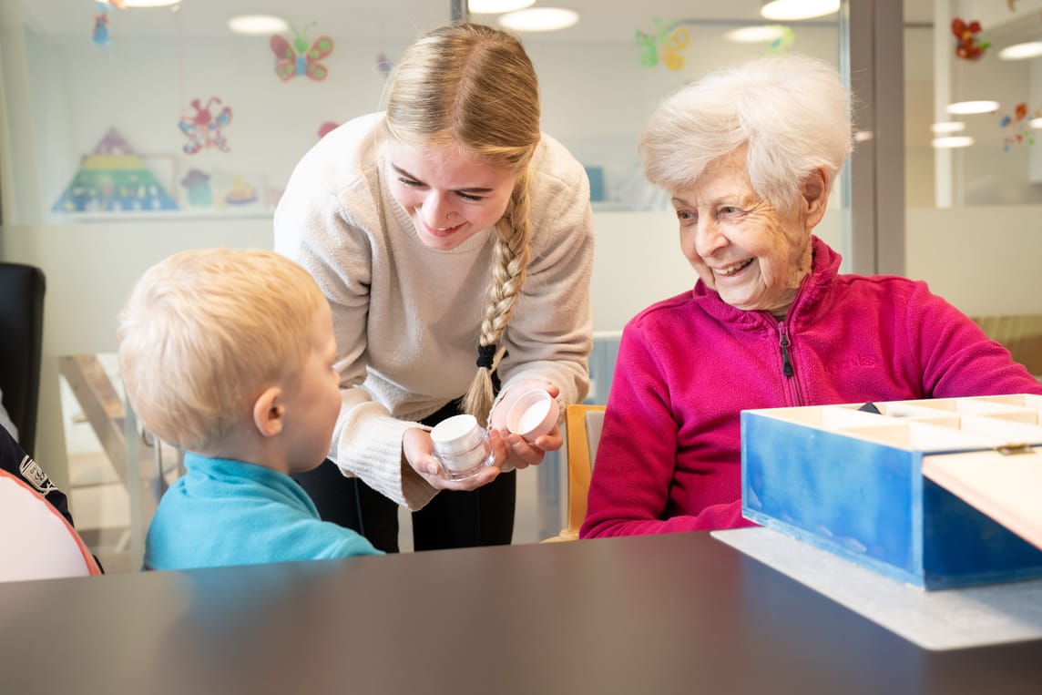 Wo es passt, werden Begegnungen zwischen den Kindern und den Demenzbetroffenen gefördert. Die Mitarbeitendengruppen der KiTa und der Wohngruppe sind auf die Bedürfnisse der jeweils anderen Betreuungsgruppe geschult und sensibilisiert. 