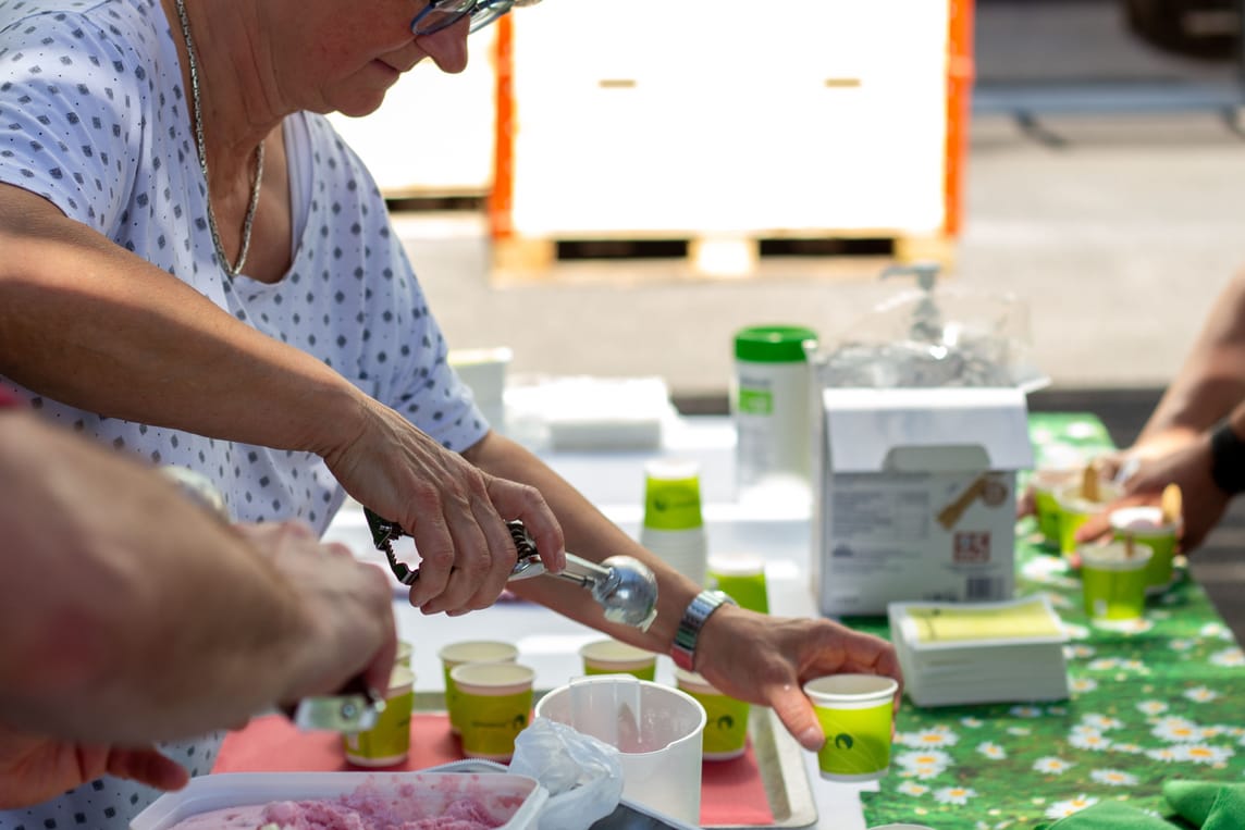 Eine kleine Glace-Erfrischung zwischendurch freute die Betagten ebenso wie die Lernenden in ihrem betrieblichen Freiwilligeneinsatz.