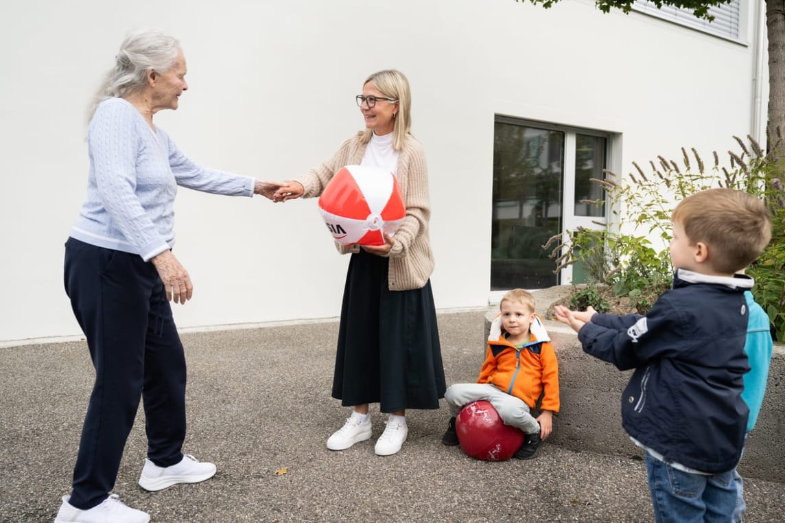 Der geschützte Garten bietet sowohl den Demenzbetroffenen wie auch den Kindern Raum für Spiel und Bewegung. Co-Leitung Pflege und Betreuung, Monika Bütler, ist Mitverantwortliche für das intergenerationelle Betreuungskonzept der BZE AG.