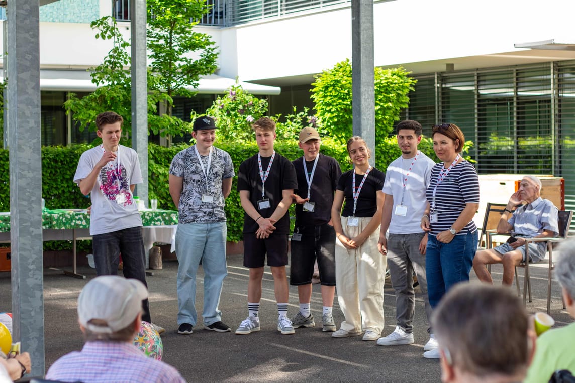 Für die 14 Lernenden der Hostettler Group in Sursee ging es am 1. Mai 2025 für einmal nicht um Motorfahrzeuge, Fahrräder oder mechanische, logistische und kaufmännische Aufgaben. 