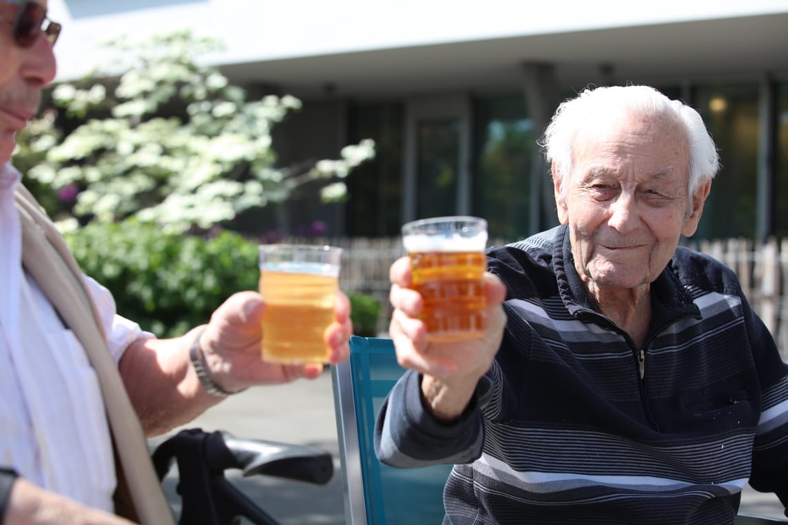 Bei einem Bierchen stiessen die Herren auf den schönen Tag und die geteilten Erinnerungen an. 