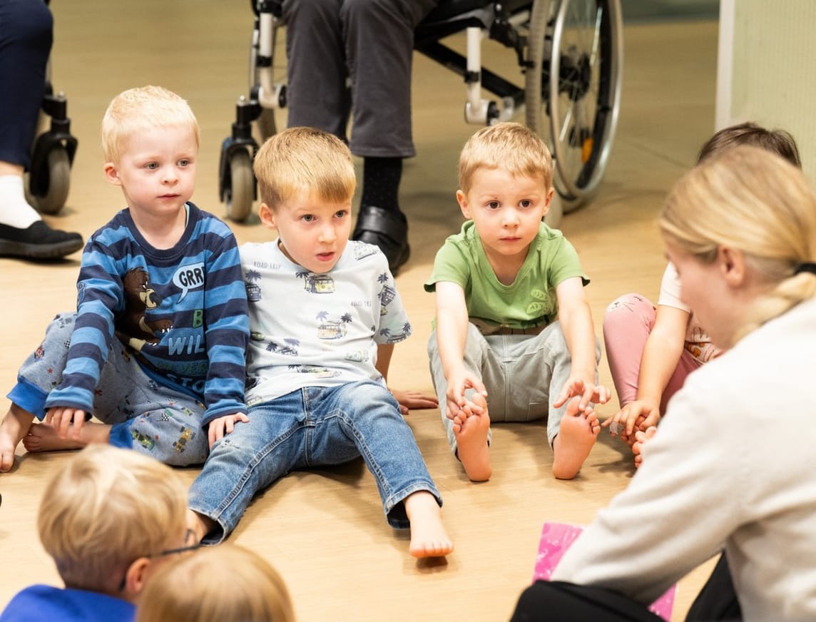 Zum täglichen Singen am Vormittag finden sich die Kinder zum Singkreis ein, die Bewohnerinnen und Bewohner der Demenzwohngruppe gesellen sich dazu.