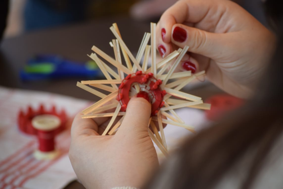 Am Kreativnachmittag im Alp Betagtenzentrum gestalteten Bewohnende gemeinsam mit den Mitarbeitenden der Opella Healthcare Switzerland AG Baumschmuck und unterhielten sich dabei angeregt.