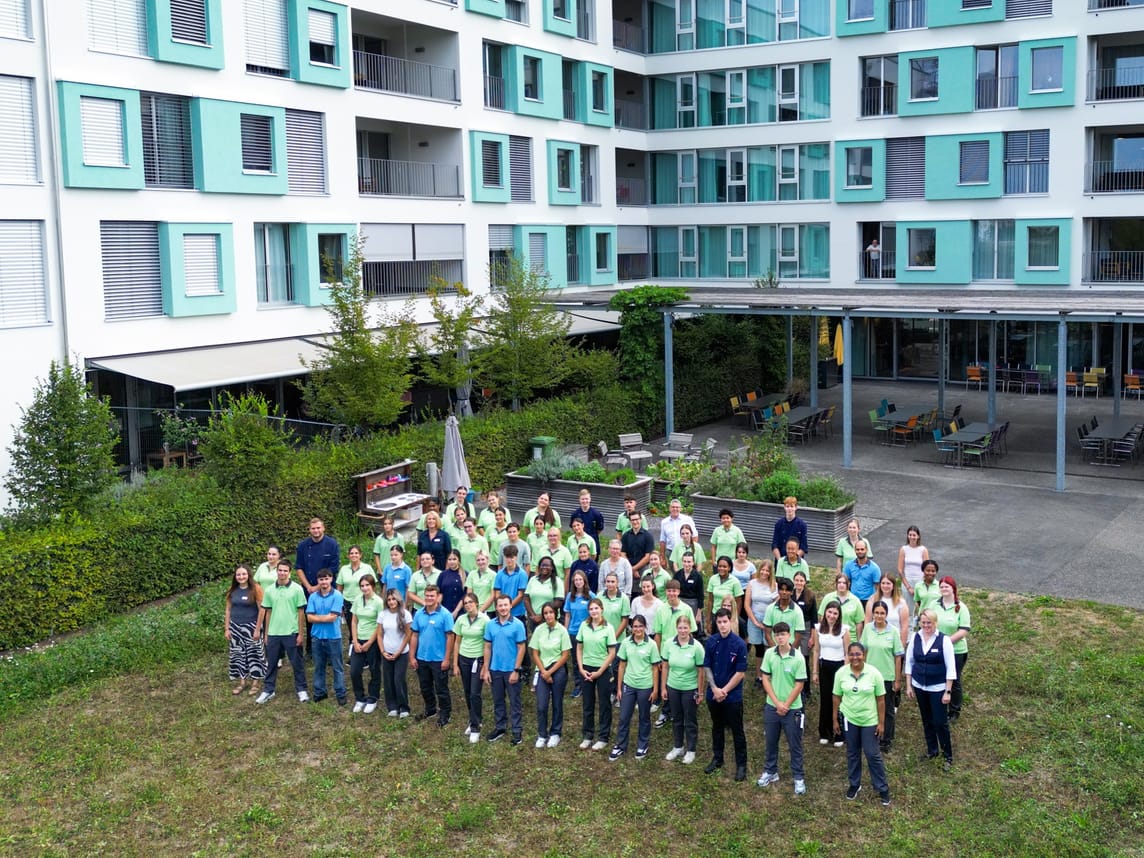 Ein grosser Teil der fast 90 Lernenden und HF-Studierenden der BZE AG beim gemeinsamen Gruppenfoto zum Ausbildungsjahr 2026.
