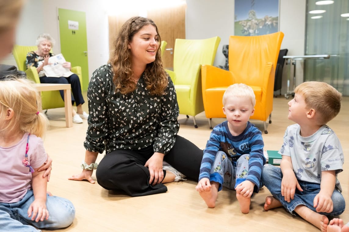 Tägliches Singen gehört in der intergenerationellen Betreuung dazu. Die Kinder und die Co-Teamleiterin der KiTa LUUSZAPFE, Sina Kaufmann, finden sich im Singkreis ein. Die Bewohnerinnen und Bewohner kommen peu à peu dazu.