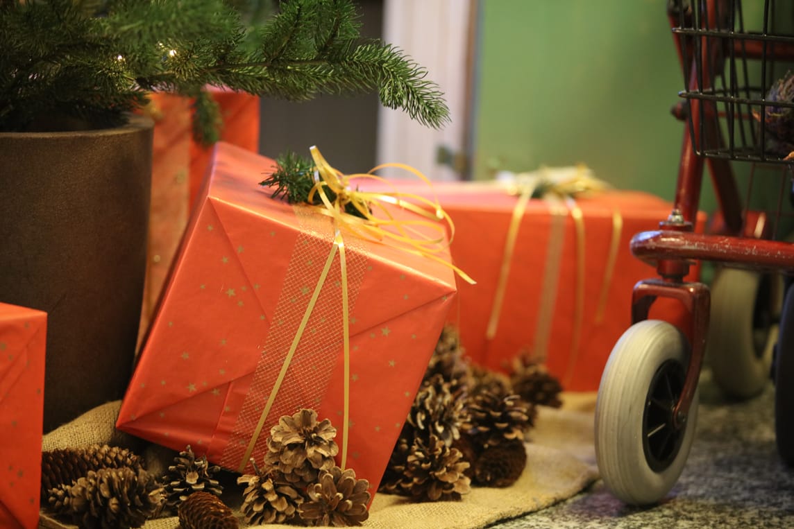 Geschenk vor einem Weinachtsbaum bei der BZE AG