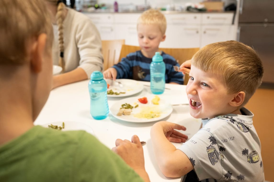 Zmittag essen die Kinder und die Bewohnerinnen und Bewohner getrennt. 
