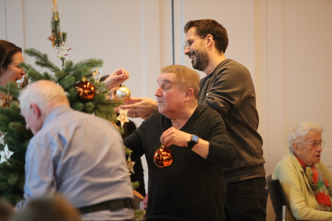Beim Freiwilligeneinsatz der Opella Healthcare Switzerland AG gestalteten Bewohnerinnen und Bewohner zusammen mit den Frewilligen weihnachtlichen Baumschmuck.